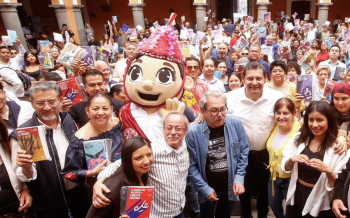 Paco Ignacio Taibo II, entregó en Puebla la Colección de Libros “25 para el 25”, un acervo de 20 mil textos.